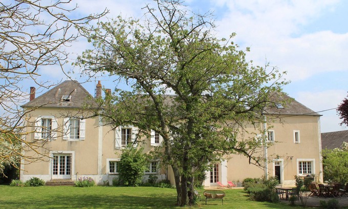 Chateau-Renard Casa | Family manor 1h30 from Paris, wooded garden, fireplace, pool table
