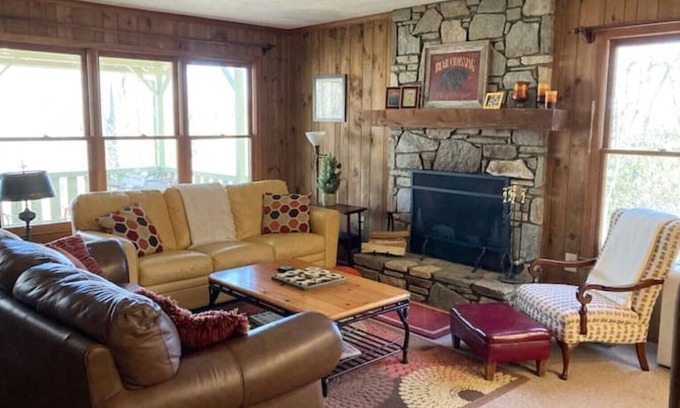 Gerton Cabina | Family Mountain Retreat 13 miles from Asheville (Holly Cottage)