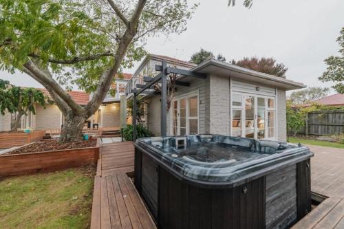 Avonhead Casa | Family Oasis - Deck Garden & Space