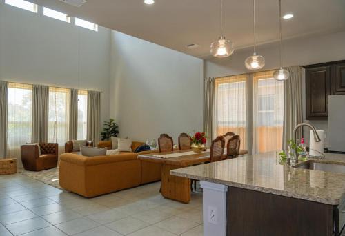 Manchaca Casa | Family Oasis - King Suize Suites - Near F1 and Wifi