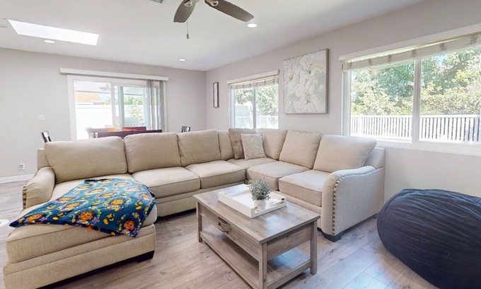 Orange Casa | Family Oasis: Modern & Cozy Pet-Friendly Home. Close to Disney