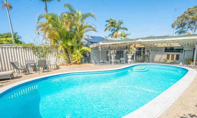 Labrador Casa | Family Oasis: Pool, BBQ, Central Gold Coast Fun!