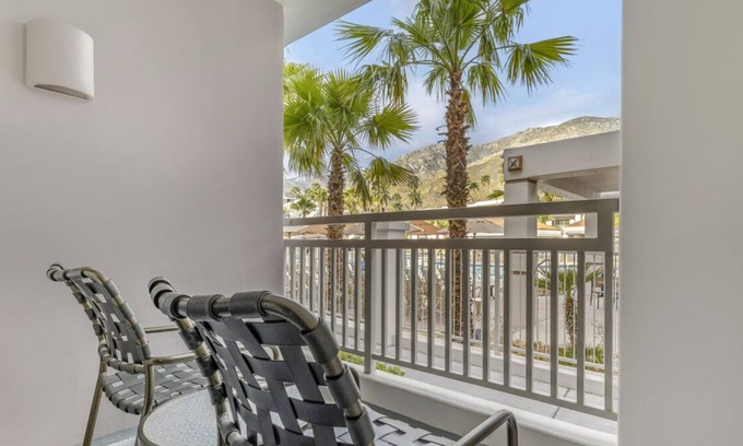 Canyon Corridor Complejo | Family Oasis Retreat: Stylish Unit, Poolside Fun, Aerial Tram and Zoo Adventures