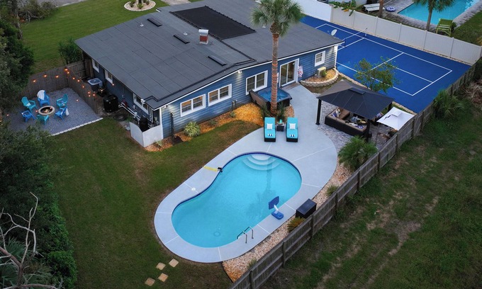 Jacksonville Beach Casa | Family Sports Retreat:Pickleball, Pool & Putt Putt