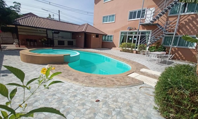Phitsanulok Cama Y Desayuno | Family or Business Stayz with clean, big AC rooms