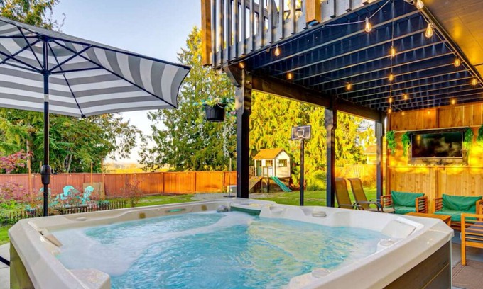 Mount Vernon Casa | Family Paradise, hot tub, fire pit area, Play House, cozy and spacious