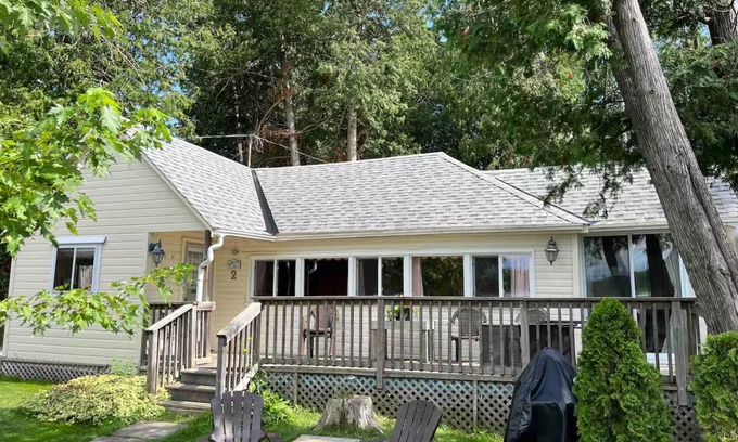 Lakefield Chalet De Esquí | Family Pet Friendly Lakeside Cottage for 8 with Boat Firepit BBQ and Swimming