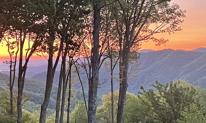 Maggie Valley Cabina | Family & Pet Friendly, Amazing Mtn Views & Sunrises- 4WD/AWD REQUIRED