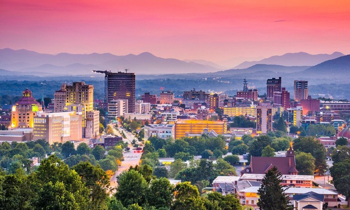 Asheville Cabaña | Acogedora cabaña 2BR cerca del centro de la ciudad! Bañera de hidromasaje y mascotas
