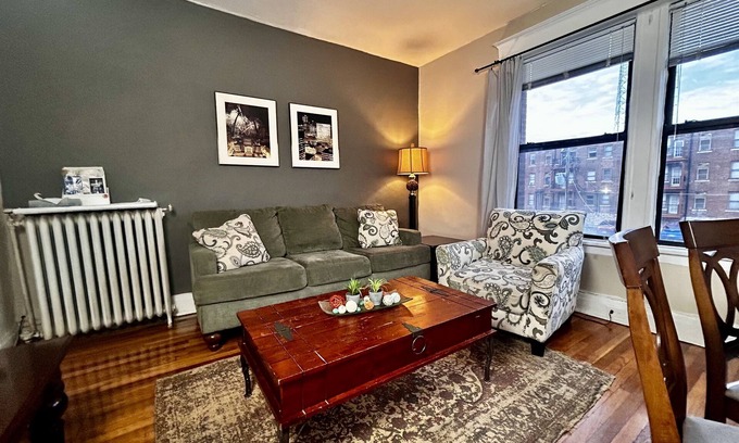 DeBaliviere Place Condominio | Family + Pet Friendly, King & Queen beds, steps to Metrolink+ Free Gated Parking