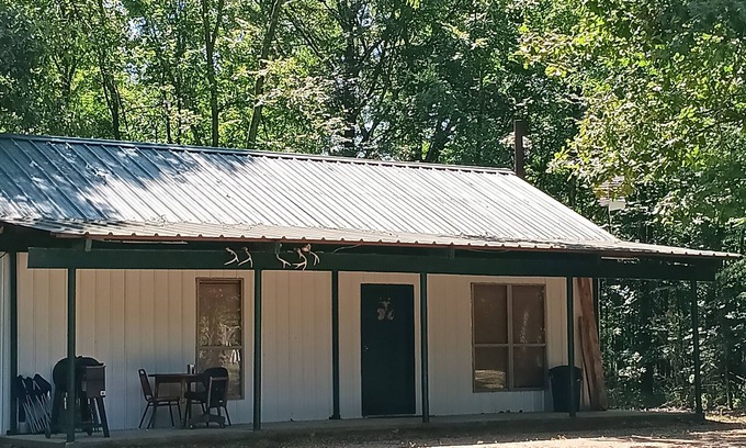 Yorktown Cabina | Family/pet-friendly, secluded lodge w/ fishing!