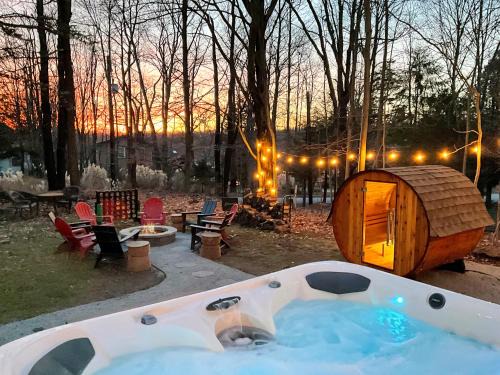 Pocono Lake Chalet De Esquí | Family Pocono Gem by the lake with private sauna, hot tub, and huge game room