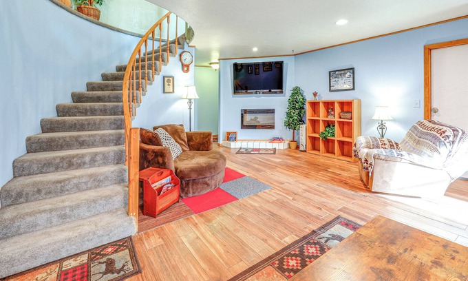 North Pole Casa | Family Retreat 2 Mi to Santa's House: Pets Welcome