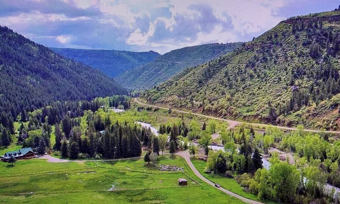 Somerset Cabina | Family Retreat on River in Raggeds with WiFi on Kebler PassnMeal Plans Available