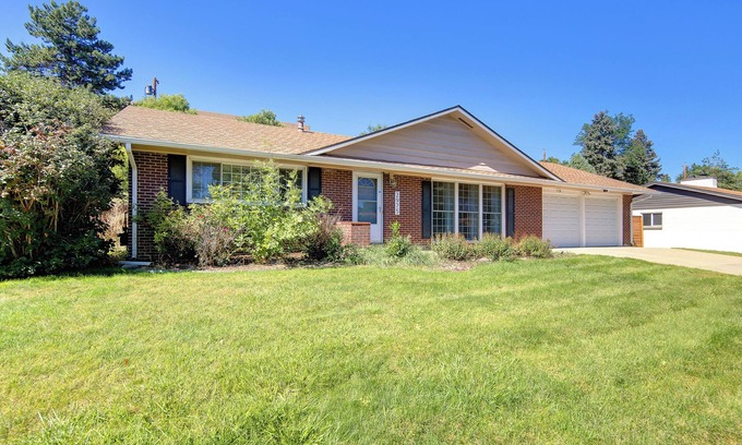 Lakewood Casa | Family Retreat! Quiet - ☀By Denver & Mountains☀, New Hot Tub! Sleeps 10!