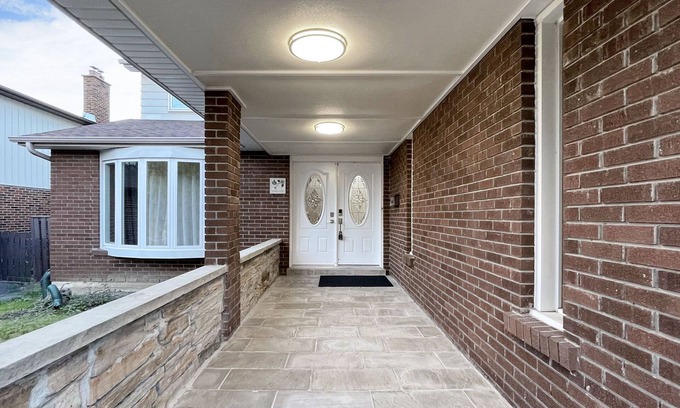 L'Amoreaux Casa | Family Retreat: Scarborough Gem