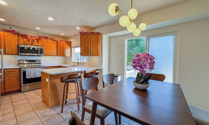 West Valley City Casa | Family Retreat Near SLC Airport 6 BR 3.5 Bath