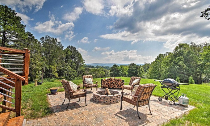 Berryville Casa | Family Retreat w/ Deck Near Appalachian Trail!
