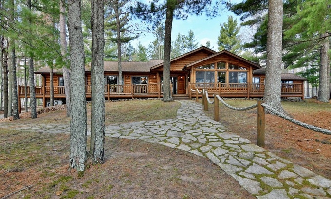Solon Springs Casa | Family Retreat with Privacy and Comfort on Middle Eau Claire Lake. Fast WIFI!