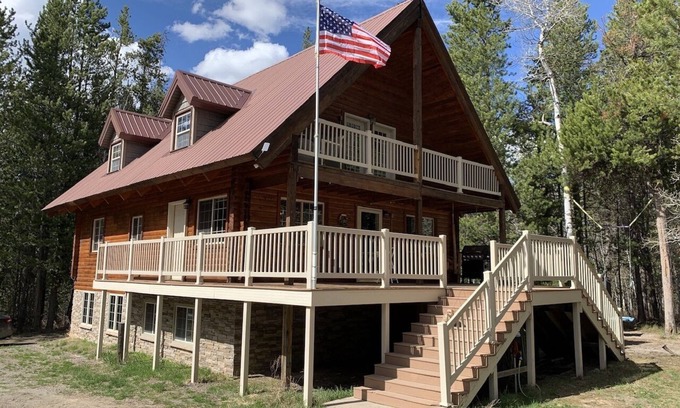 Ashton Cabina | Family Reunion! Fire pit, picnic tables, Hiking, 1 hr to Yellowstone! EV Charger