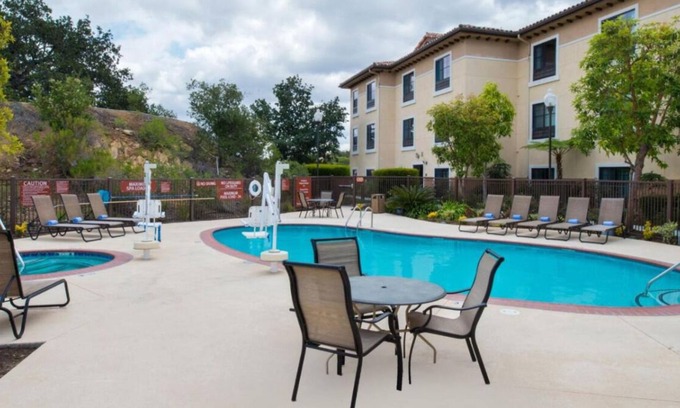 Thousand Oaks Casa | Family Reunion Lodging! 3 Units w/Full Kitchens