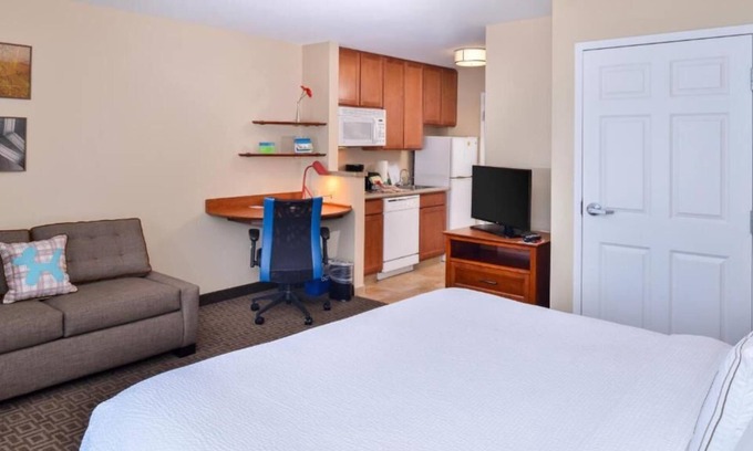 Thousand Oaks Casa | Family Reunion Lodging! 4 Units w/Full Kitchens, Banquet Hall, Pool