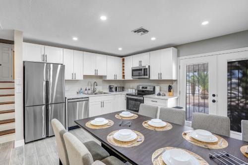 North Las Vegas Casa | Family Reunion, Remodeled, King Beds, X-box, Desks