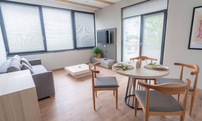 Willroth Apartamento | Family room with balcony - Colakation GmbH