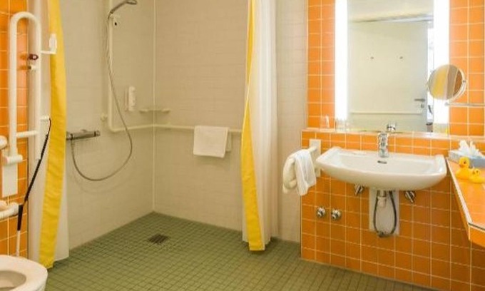 Rheinsberg Apartamento | Family room with shower and toilet