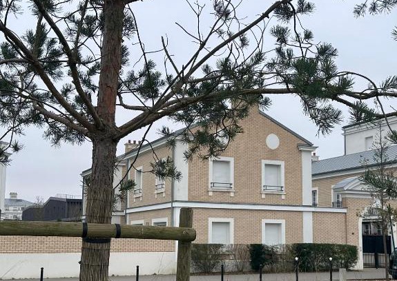 Serris Casa | Family's house - Villa proche de la vallée village et Disneyland paris ,2 parkings, air condition