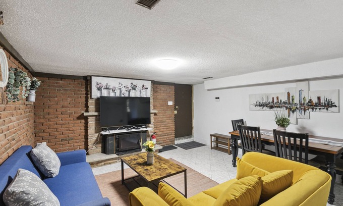 Maple Leaf Casa | Family sized apartment 20min to Downtown