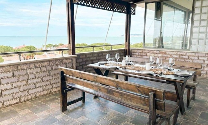 Golem Apartamento | Family sized Beachside Apt, with sunset views + BBQ