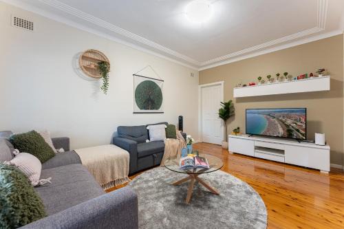North Ryde Casa | Family-Sized Comfort - 4 bedroom House Near Macquarie & Metro