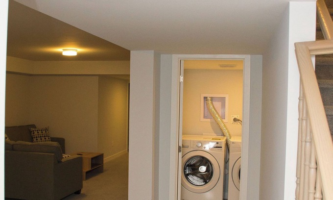 Ottawa Division Condominio | family sized condo newly built front porch , big size rooms