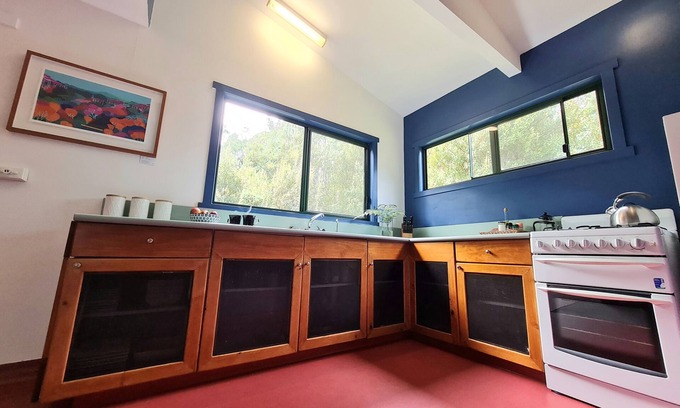 Ranelagh Cabina | Family sized Forest cabin with outdoor bath, fire, only 50 minutes from Hobart