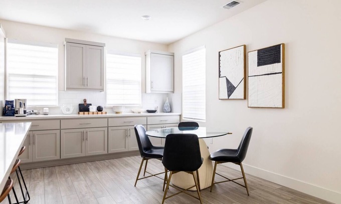 Newark Casa | Family-sized house with huge kitchen and patio