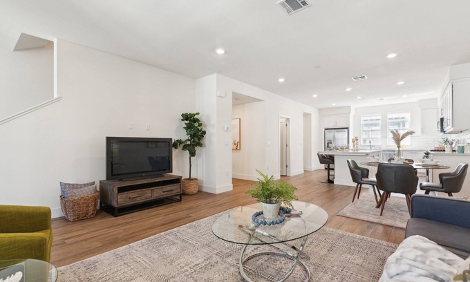 Newark Casa | Family Sized Townhome! 2109 Sq Ft & 4 Bedrooms! Pool & Spa Access !