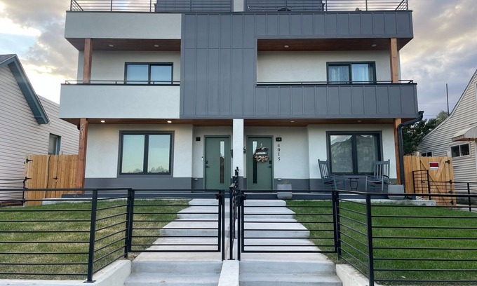 Sunnyside Casa | Family-sized townhouse with beautiful view of the city!