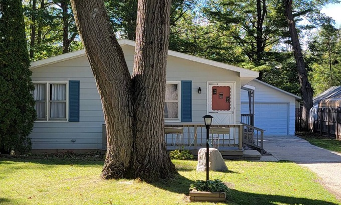 Prudenville Casa | Family sized updated cottage with garage - Close to Houghton Lake and ORV Trails