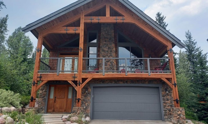 Golden Cabina | Family Ski-In/Out with Private Hot Tub, Sleeps 9