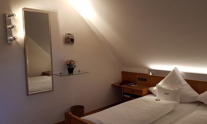 Ockfen Hotel | Family Standard courtyard side with shower / WC - Weinhotel Klostermühle