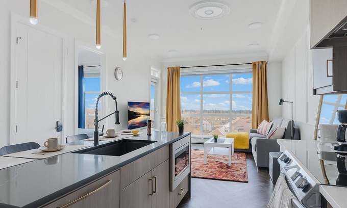 Currie Barracks Condominio | Family Stylish 2BR Condo w/City View, DT, Balcony, F/Parking & In-Suite Laundry!