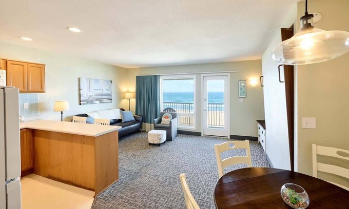 Logsden Condominio | Oceanfront Family Suite - Full Kitchen - Beach Access - Pool & Hot Tub!