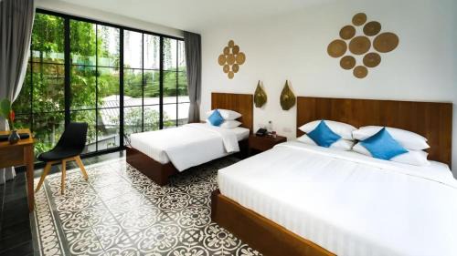 Wat Bo Area Casa | Family Suite with Balcony