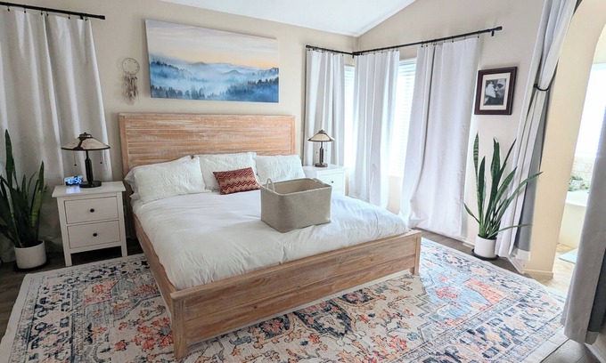 Riverside Casa | Family Time/Relaxation Getaway - kid/pet friendly