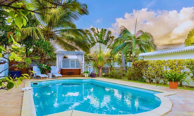 Etang Sale Les Bains Villa | Villa de pie piscina y spa, encanto criollo en un pueblo costero Etang Salé