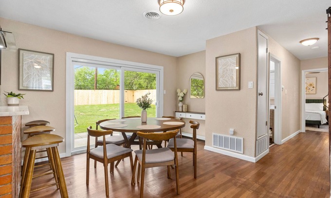 Shearer Hills - Ridgeview Casa | Family Vacation 3-bedroom home 6 min from Airport with WiFi, AC