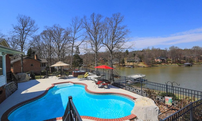 Dixie - Berryhill Casa | vacaciones familiares o eventos (bodas) Waterfront Lake Wylie casa --bañera de hidromasaje