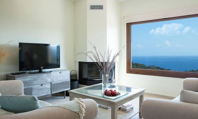 East Mani Apartamento | Family Vacation home with Views in Heart of Mani!
