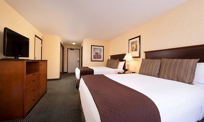 Tri-Cities Complejo | Family Vacay! Comfortable Unit, Onsite Pool, FREE Parking, Pets are Welcome too!